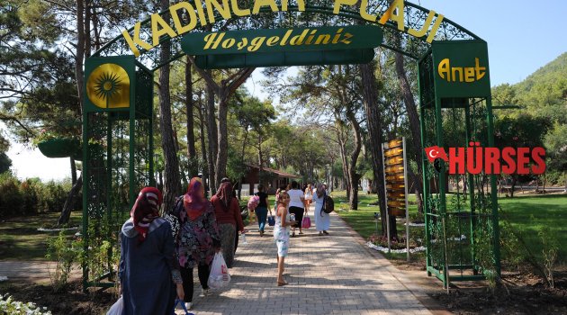 KADINLAR PLAJINA HAYRAN KALDILAR