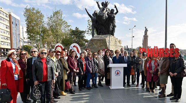 Kadınlardan Atatürk Anıtı’na çelenk