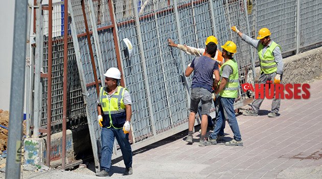 Kaldırımda yürürken üzerine kapı devrildi