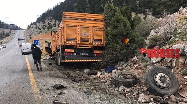 Kamyonla otomobil çarpıştı