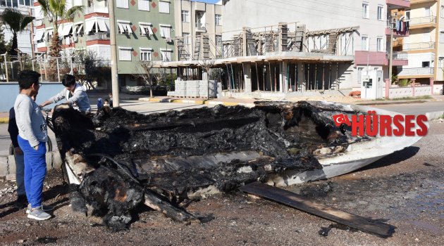 KARAYA ÇEKİLEN TEKNE YANDI