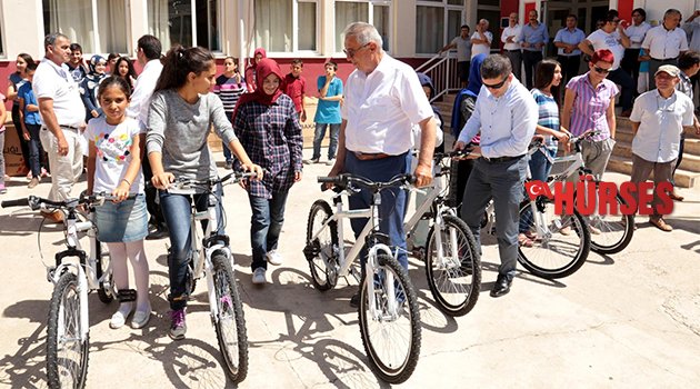 KAŞ'TA ÖĞRENCİLERE BİSİKLET HEDİYE EDİLDİ