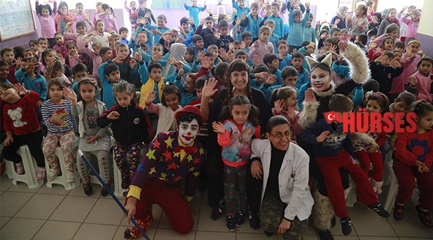 KEDİ İLE PALYAÇO DOSTLUK AŞILIYOR