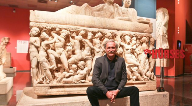 KELİMELERDEN HEYKEL YAPAN ADAM
