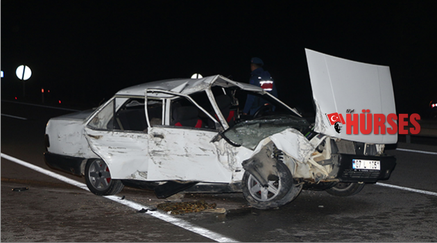 Kemer'de otomobil duvara çarptı