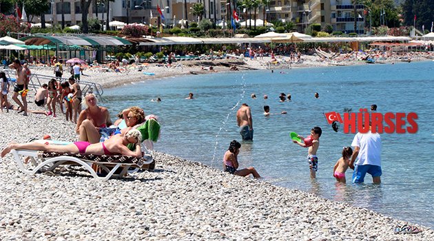 KEMER'DE SAHİLLER BOŞ KALDI