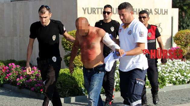 Kendine jiletle zarar verdi