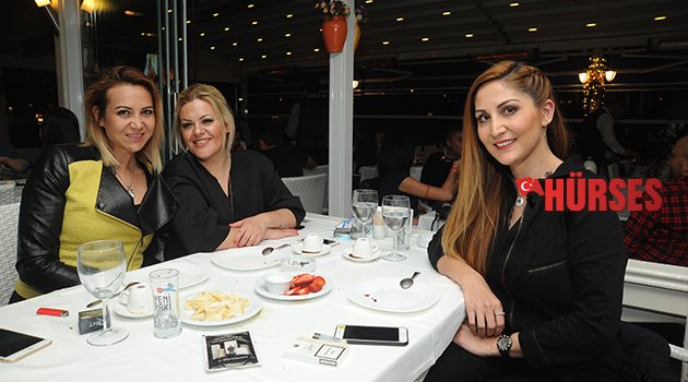 KIZ KIZA YEMEK