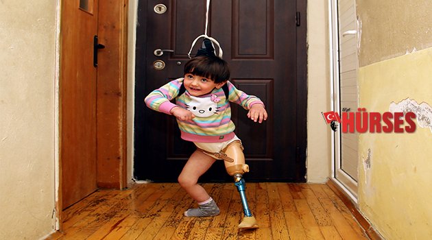 KIZINA YÜRÜMEYİ BÖYLE ÖĞRETİYOR