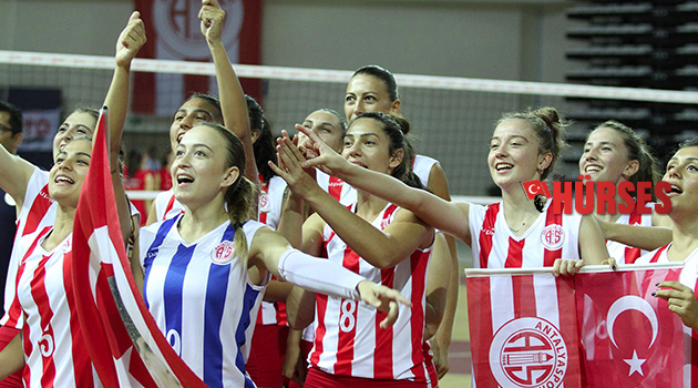 Kızlar sahaya çıkıyor