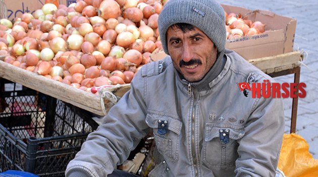 KORKUTELİ'DE PAZARI SOĞUK VURDU