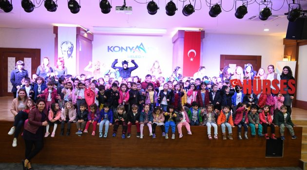 KREŞ ÖĞRENCİLERİ TİYATROYLA EĞLENDİ