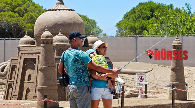 KUM HEYKELLERE YOĞUN İLGİ