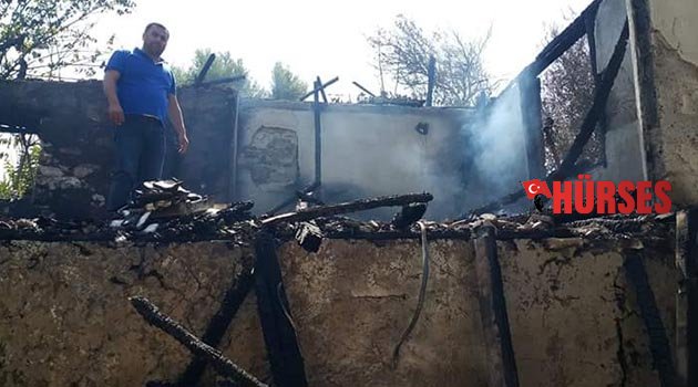 Kumluca’da 70 yıllık ahşap ev hatıralarla birlikte küle döndü