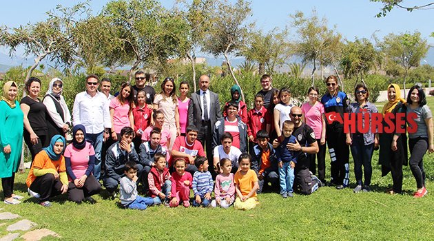 KUMLUCA’DA ENGELLERİ UÇURTMA UÇURARAK AŞIYORLAR