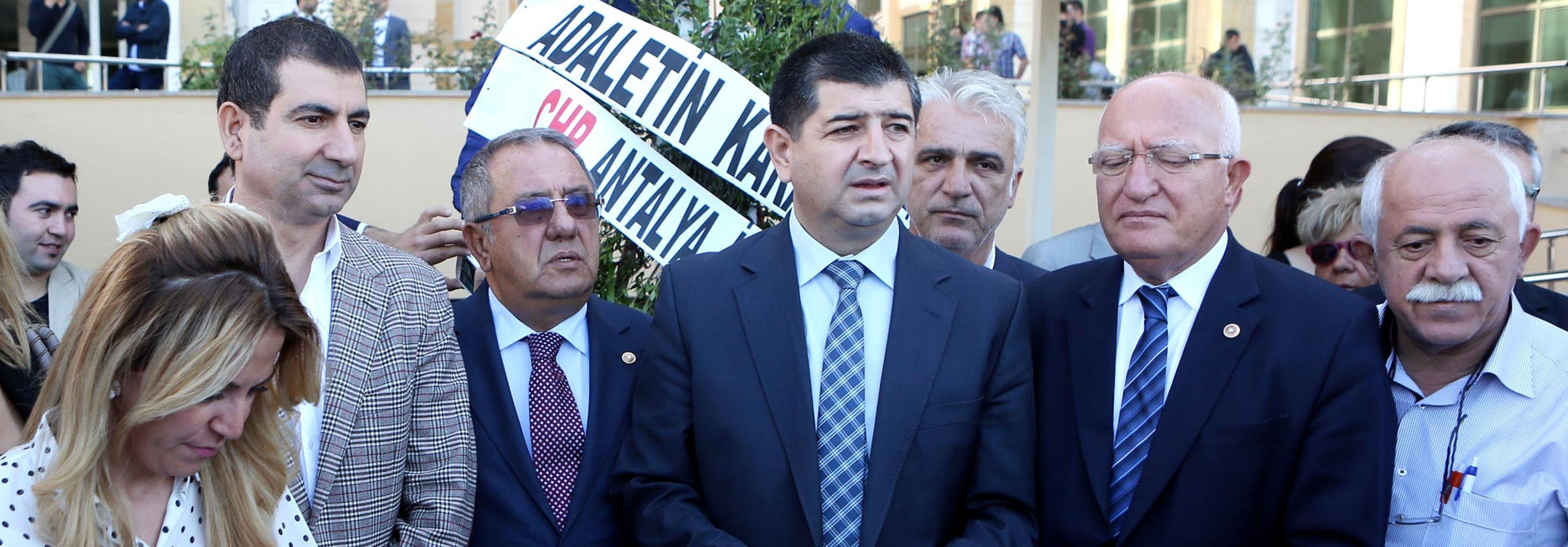 Lacivert Çelenkli Protesto