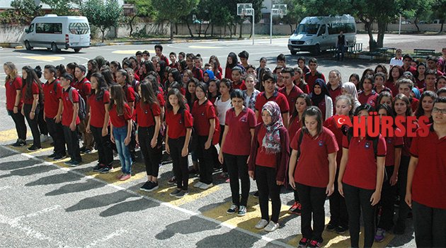 LİSELİ GENÇLER 15 TEMMUZ ŞEHİTLERİNİ ANDI