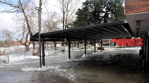Manavgat Şelalesi taştı  iş yerleri su altında kaldı