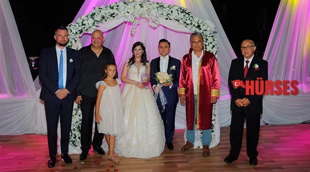 Masal gibi düğünle hayatlarını birleştirdiler