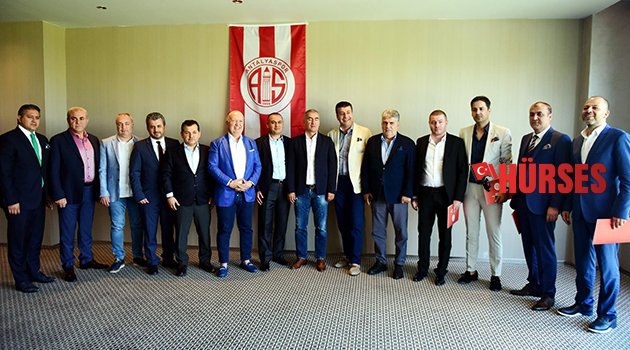 MESSİ İLE RİHANNA FUTBOL OYNAYACAK