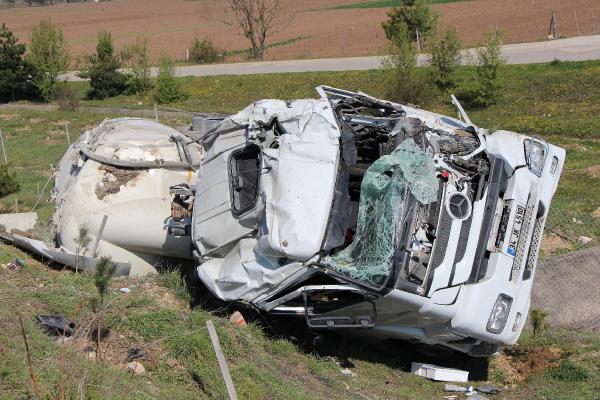 Metrelerce Sürüklenen Tanker Şarampole Yuvarlandı