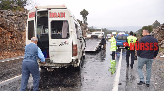 Minibüs devrildi  4 kişi yaralandı