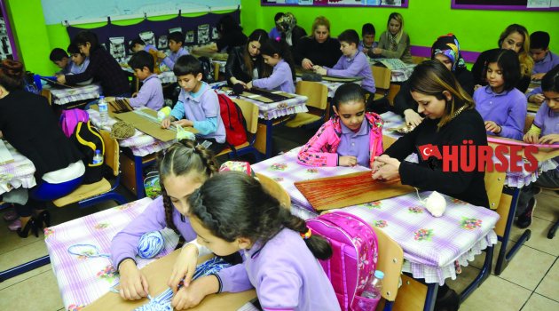 MİNİK ELLERDEN ASKERLERE ÖRGÜ