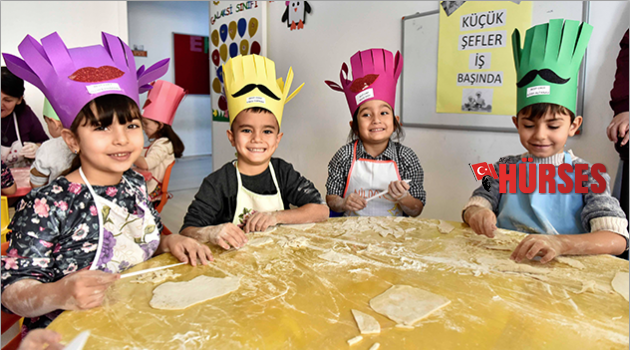 Minik öğrenciler erişte kesti