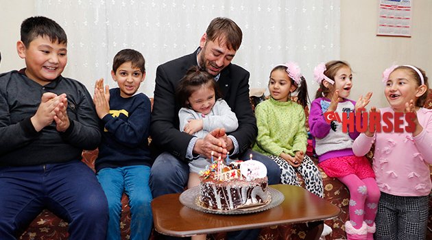 Özge yeni yaşını kutladı