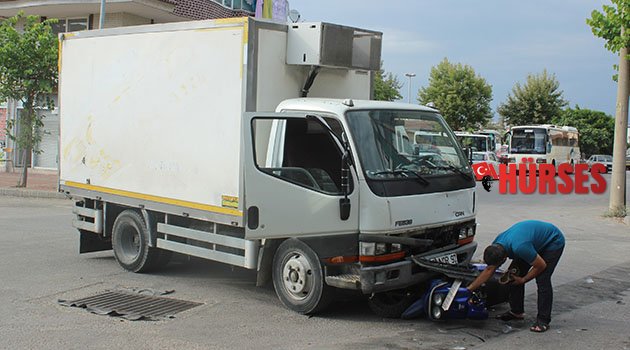 Motosiklet kamyonetin  altında kaldı