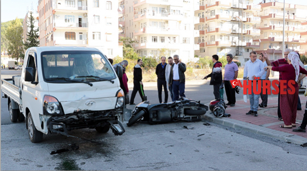 Motosiklet kamyonetle çarpıştı