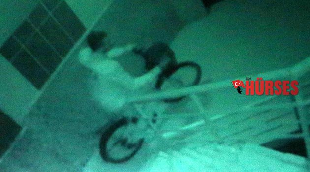 MOTOSİKLETİ ÇALDI,BİSİKLETİ BIRAKTI