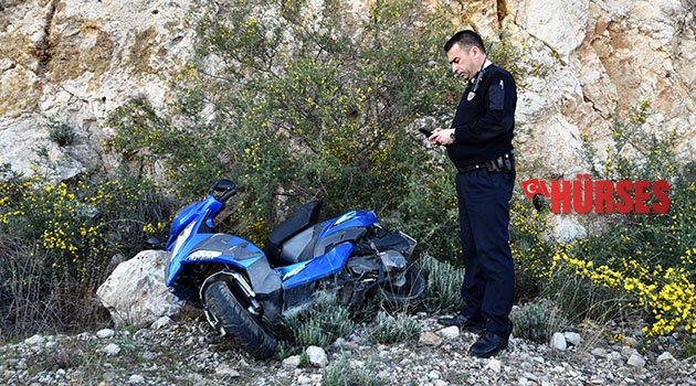 Motosikletiyle  kayalıklara çarptı