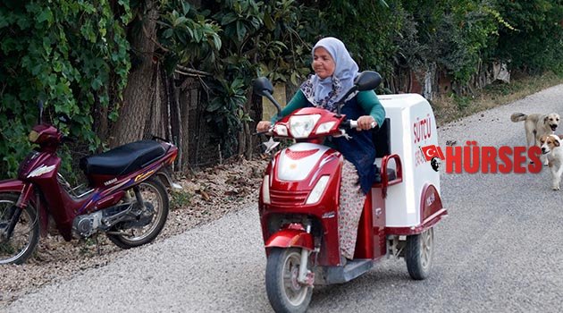 Motosikletiyle süt servisi yapıyor
