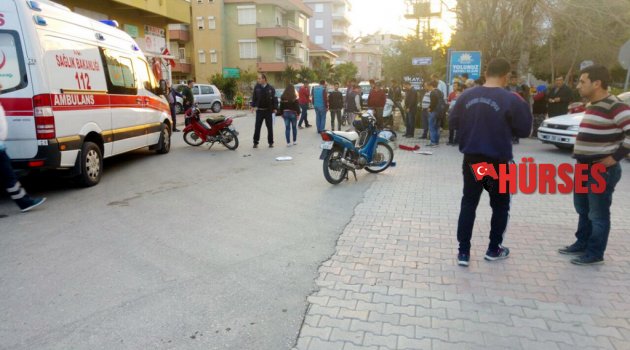 MOTOSİKLETLER ÇARPIŞTI: 3 YARALI