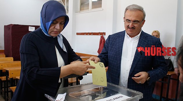 MÜNİR KARALOĞLU EŞİYLE BİRLİKTE OYUNU KULLANDI