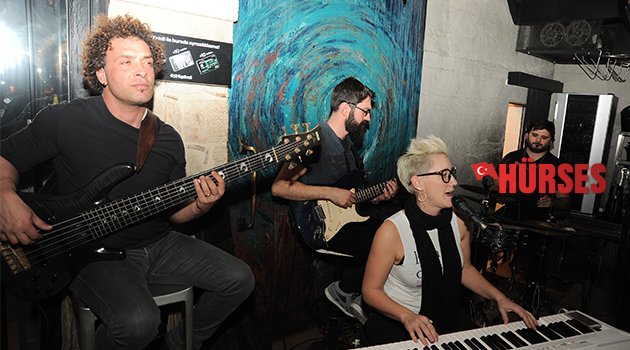 Nelly White Band ilk albümünü çıkardı