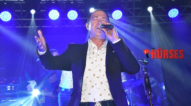 Noel Baba Meydanı’na coşkulu açılış
