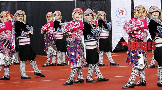 Öğrencilerden folklor şöleni
