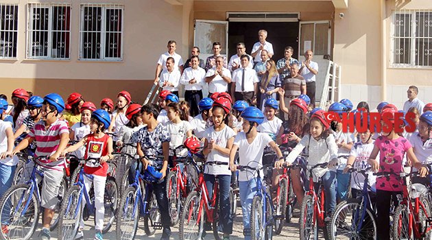 Öğrencilere bisiklet hediye edildi