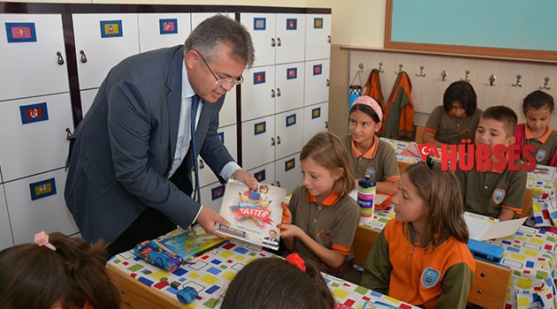Öğrencilere ders anlatan defter