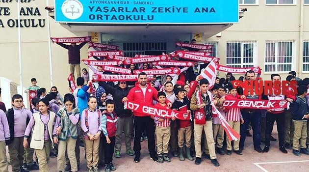 Öğretmen istedi taraftar yaptı