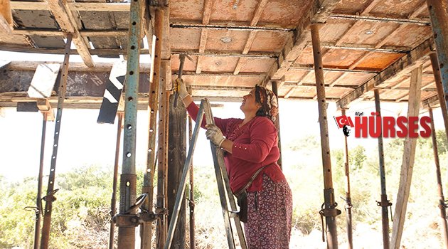 ÖRNEK ANNE İNŞAATTA ÇALIŞIYOR