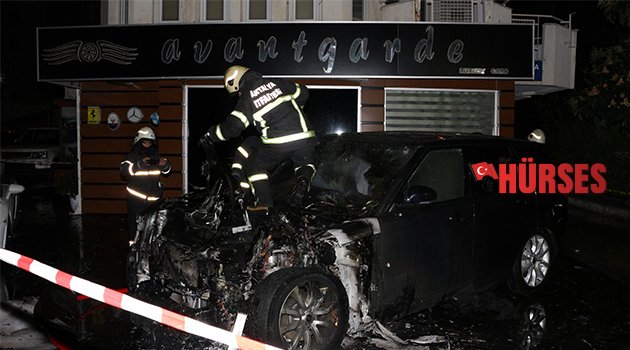OTO GALERİYE MOLOTOF KOKTEYLİ ATTILAR