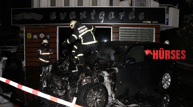 OTO GALERİYE MOLOTOF KOKTEYLİ ATTILAR