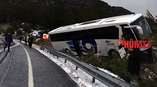 Otobüs şarampole devrildi