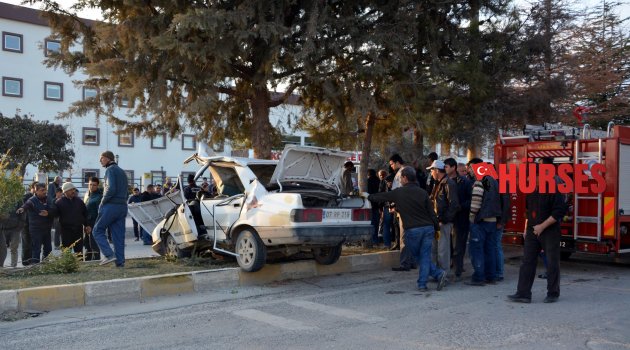 OTOMOBİLİN HAKİMİYETİNİ KAYBETTİ AĞACA ÇARPTI