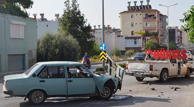Otomobiller çarpıştı: 4 yaralı