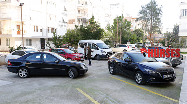 Otomobillerin camlarını kırdılar