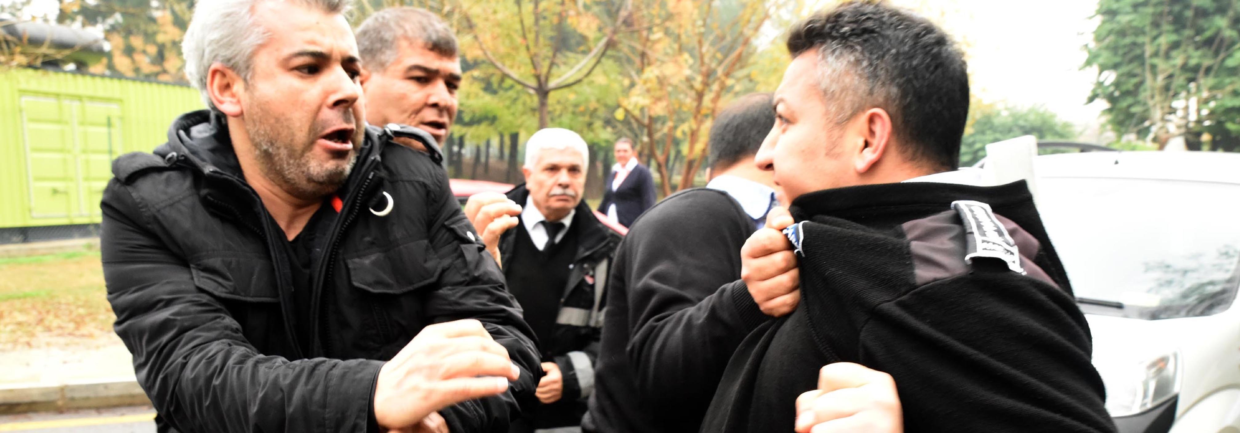 Otopark Görevlisi Gazeteciyi Darp Etti
